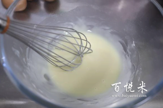 千秋紋鳳梨醬夾心蛋糕，松軟香甜比買的好吃實惠，5個雞蛋就能烤一大盤蛋糕